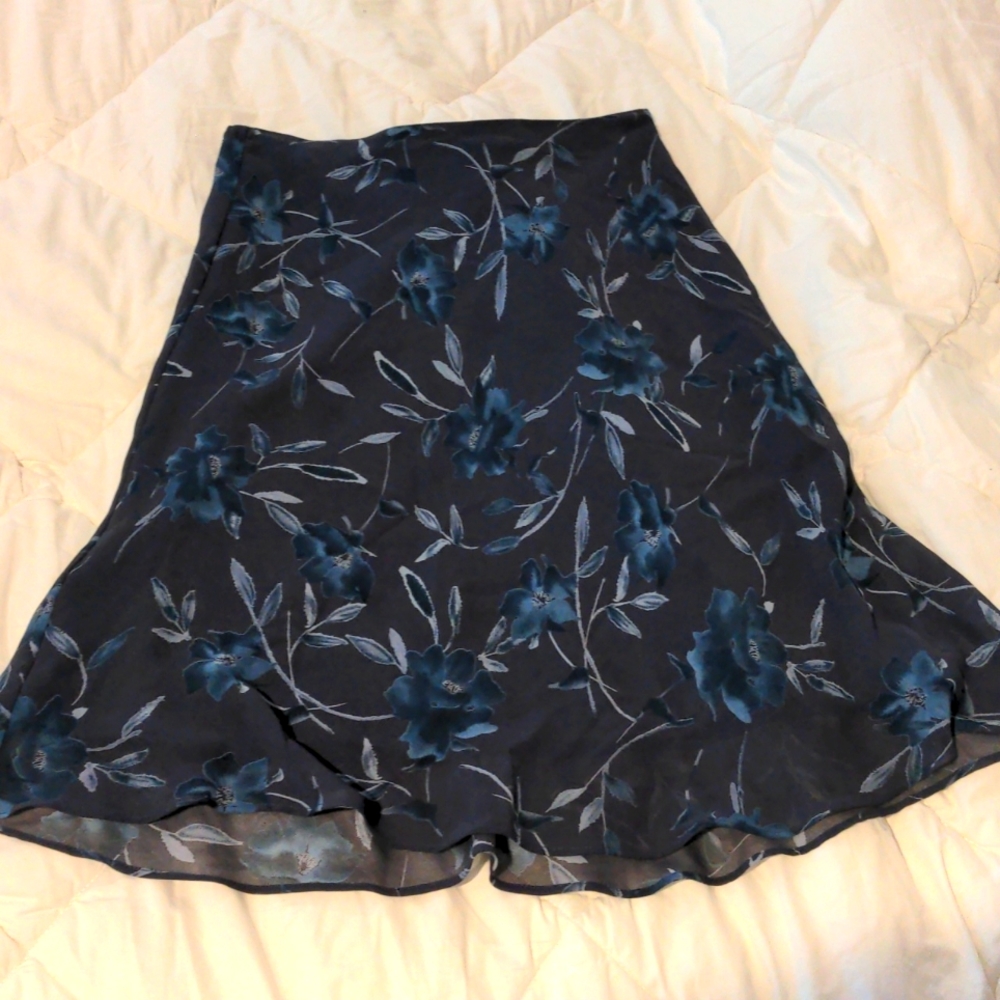 Express cute knee-length skirt